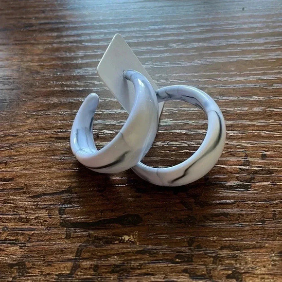 ❤️ NEW 2/$20 or 3/$25 Statement Marble Pattern Acrylic Hoop Earrings - Picture 1 of 4